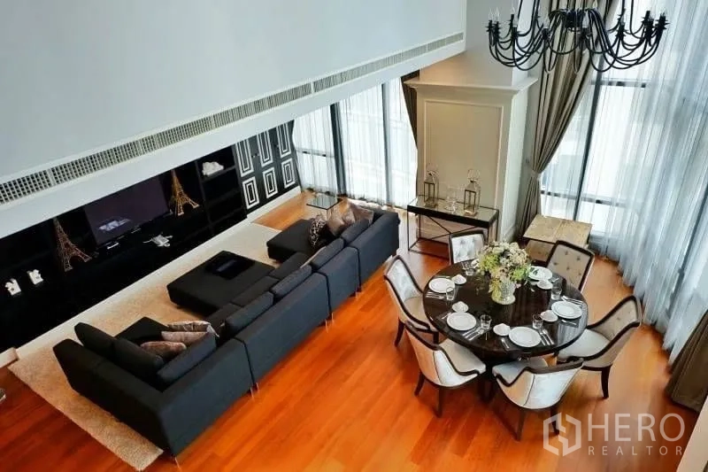 คอนโด ให้เช่าในKhlong Toei, Bangkok - มุมมองจากชั้นลอย พื้นที่นั่งเล่นและรับประทานอาหารแบบโอเพ่น พร้อมกระจกเต็มบานและพื้นไม้