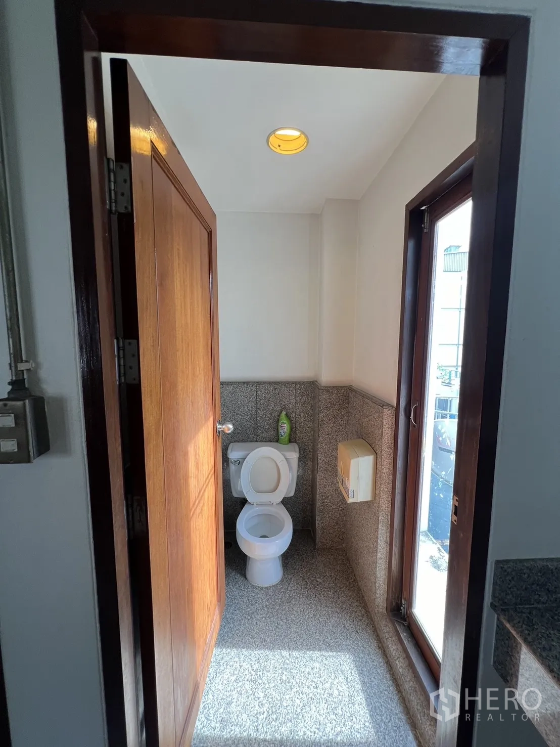 สำนักงานที่บ้าน ให้เช่าในWatthana, Bangkok - ห้องน้ำภายในพร้อมหน้าต่าง ประตูไม้ และพื้นลายหินแกรนิต.