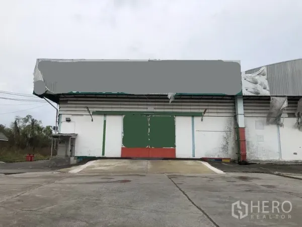 Warehouse for rent in Samut Prakan - Front loading apron with wide access in front of the warehouse entrance.