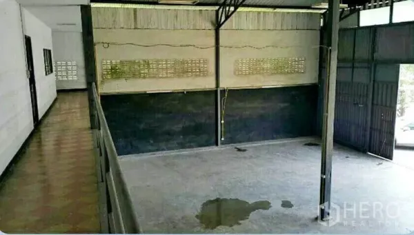 คลังสินค้า ให้เช่าในSai Mai, Bangkok - มุมมองจากชั้นลอยลงสู่พื้นคอนกรีต ผนังบล็อกช่องลมและโครงหลังคาเหล็ก