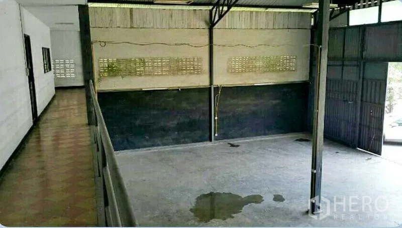 คลังสินค้า ให้เช่าในSai Mai, Bangkok - มุมมองจากชั้นลอยลงสู่พื้นคอนกรีต ผนังบล็อกช่องลมและโครงหลังคาเหล็ก