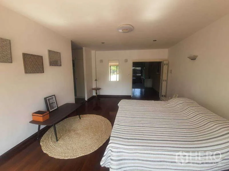 ทาวน์เฮาส์ ให้เช่าในKhlong Toei, Bangkok - มุมมองอีกด้านของห้องมาสเตอร์ พรมกลมและโต๊ะวางของ