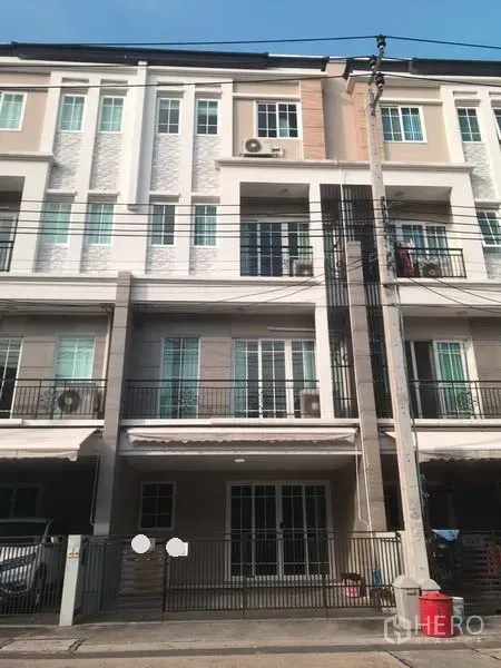 带办公室的家 出租在Bang Na, Bangkok - 邦那多层住办合一外立面，设阳台、推拉玻璃门、带门庭车位及街前电缆