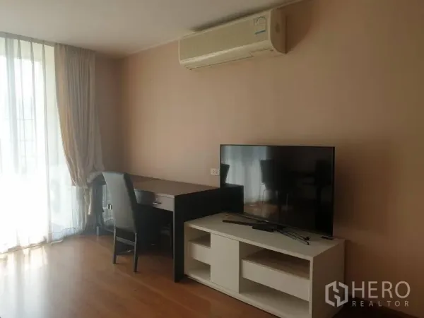 คอนโด ให้เช่าหรือขายในWatthana, Bangkok - โต๊ะทำงานและชั้นวางทีวี ใต้เครื่องปรับอากาศ ติดผ้าม่านสูง