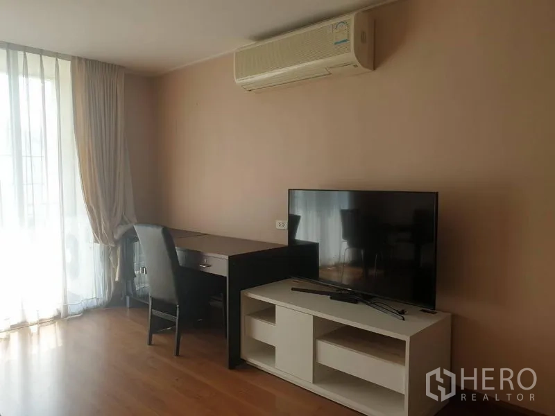 คอนโด ให้เช่าหรือขายในWatthana, Bangkok - โต๊ะทำงานและชั้นวางทีวี ใต้เครื่องปรับอากาศ ติดผ้าม่านสูง