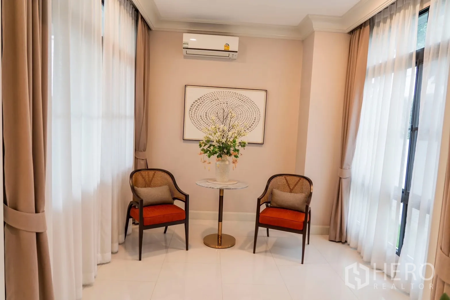 Detached House for rent in Saphan Sung, Bangkok - Corner sitting nook with two chairs and round table by windows.