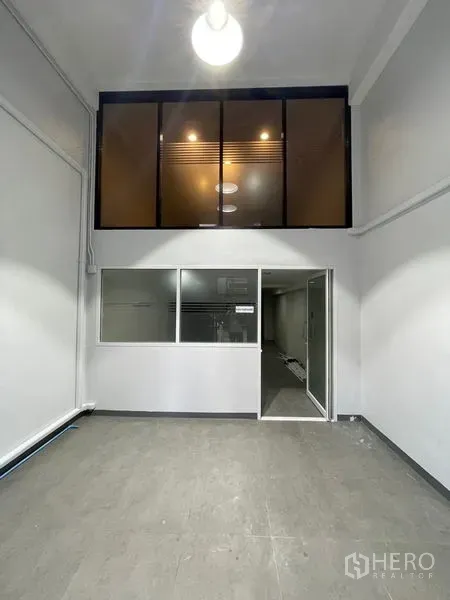 带办公室的家 出租在Chatuchak, Bangkok - 挑高入口空间，带玻璃夹层与办公室隔断