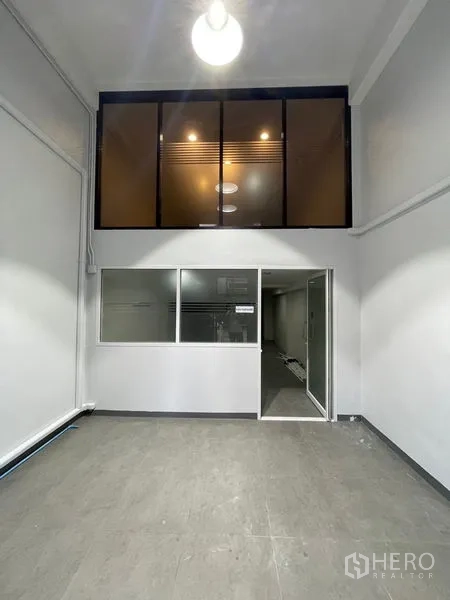 带办公室的家 出租在Chatuchak, Bangkok - 挑高入口空间，带玻璃夹层与办公室隔断