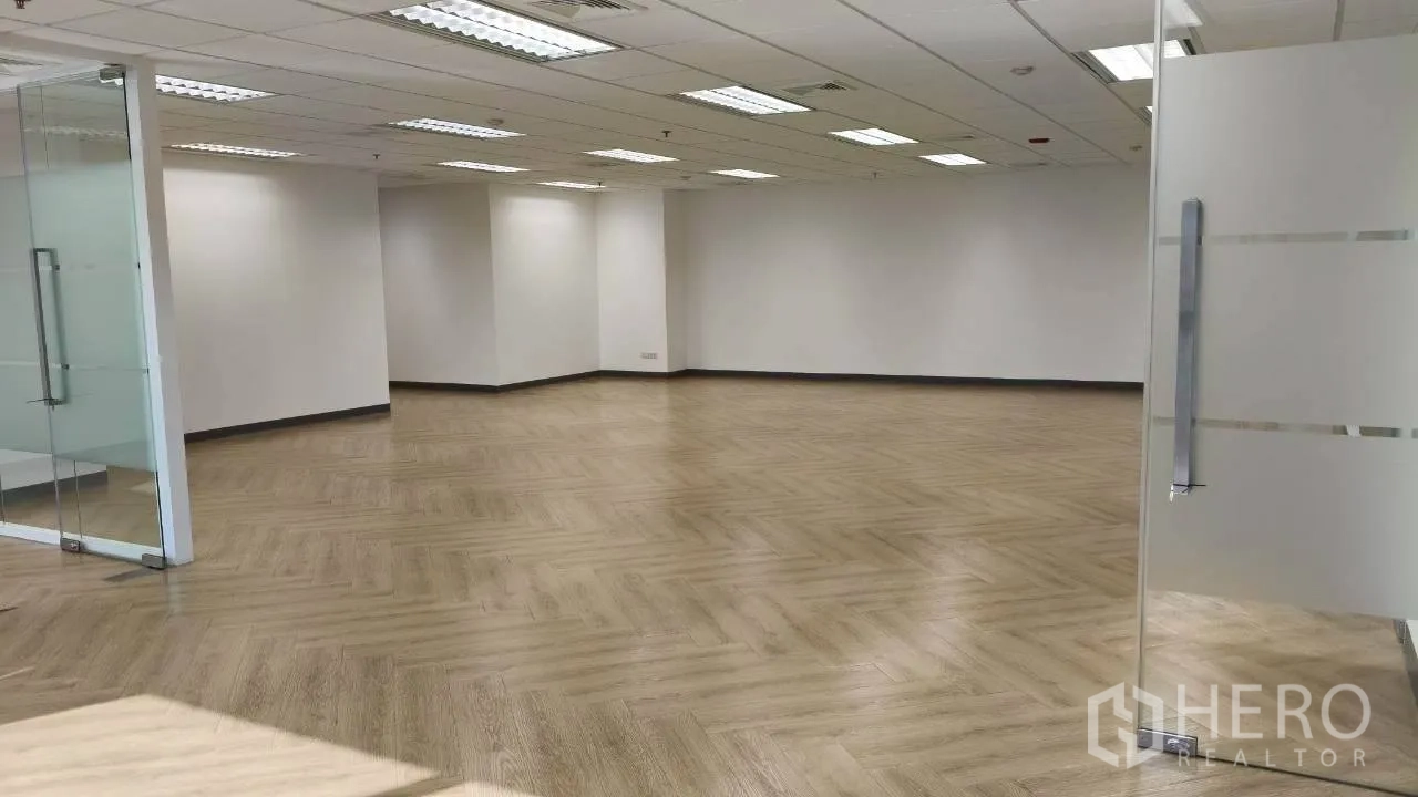 办公空间 for rent in Ratchathewi, Bangkok - 宽阔办公楼层，多间玻璃房与人字拼地板