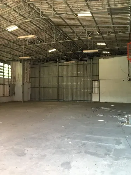 Warehouse for rent in Suan Luang, Bangkok - Open, column-free storage bay with metal cladding and fluorescent lighting.