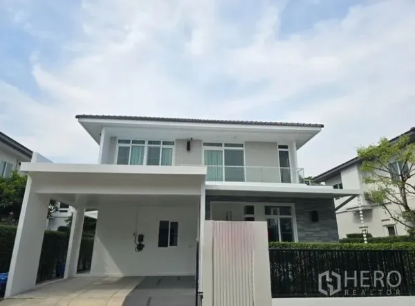 独立式住宅 出租 - 现代两层独栋别墅外观，带有顶车棚与二楼阳台，社区整洁。