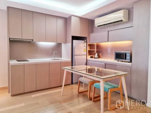 คอนโด ให้เช่าในWatthana, Bangkok - ครัวบิลท์อินตู้ไม้โทนอ่อน เครื่องใช้ครบ พร้อมโต๊ะรับประทานอาหารกระจก