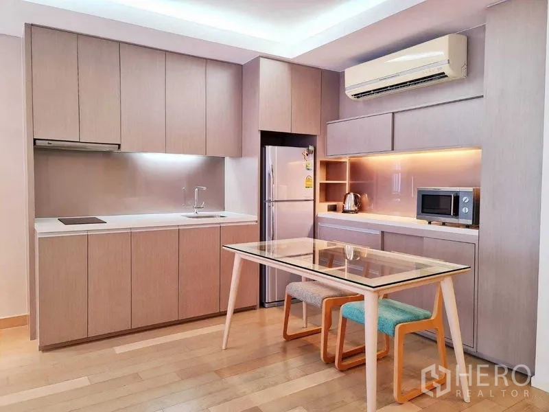 คอนโด ให้เช่าในWatthana, Bangkok - ครัวบิลท์อินตู้ไม้โทนอ่อน เครื่องใช้ครบ พร้อมโต๊ะรับประทานอาหารกระจก