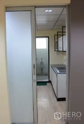办公空间 出租在Bang Rak, Bangkok - 带水槽和收纳的茶水间，滑门通往卫生间。