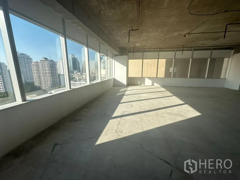 Office Space for rent in Watthana, Bangkok - Bright corner section with full-height glazing overlooking the cityscape.