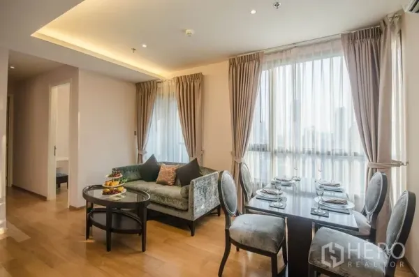 คอนโด ให้เช่าหรือขายในWatthana, Bangkok - พื้นที่นั่งเล่นและรับประทานอาหารสว่าง โปร่ง ด้วยหน้าต่างสูงจรดเพดาน ผ้าม่าน และพื้นไม้