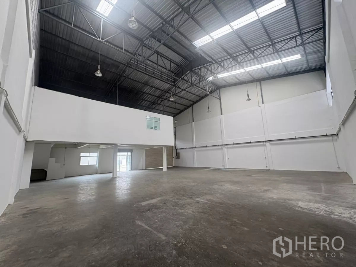 工厂 出租在Phra Samut Chedi, Samut Prakan - 宽阔库区，混凝土地面与夹层房间。