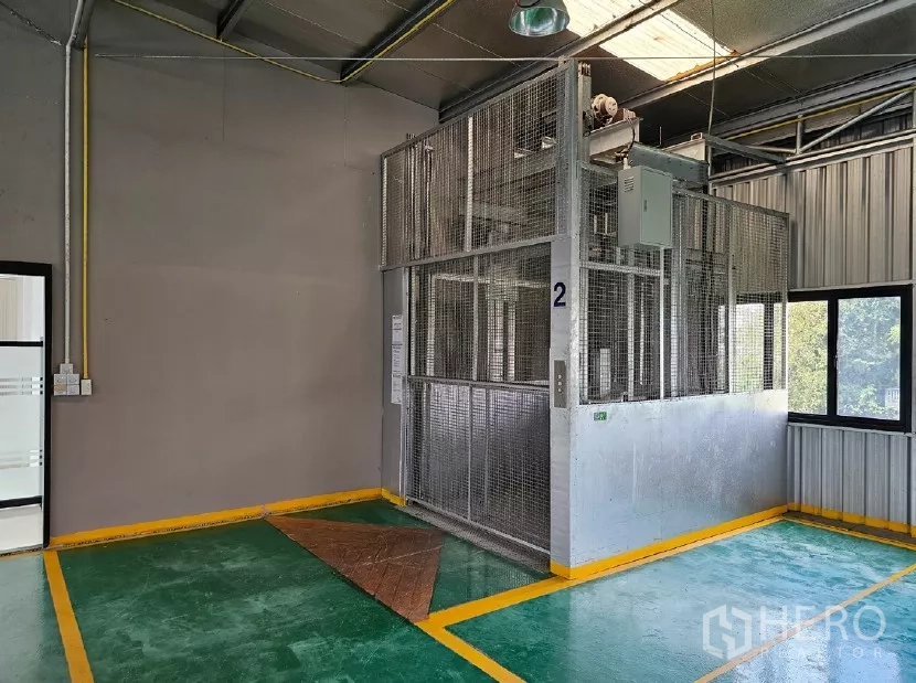 货栈 出租或出售在Lak Si, Bangkok - 楼上货梯，靠窗设置