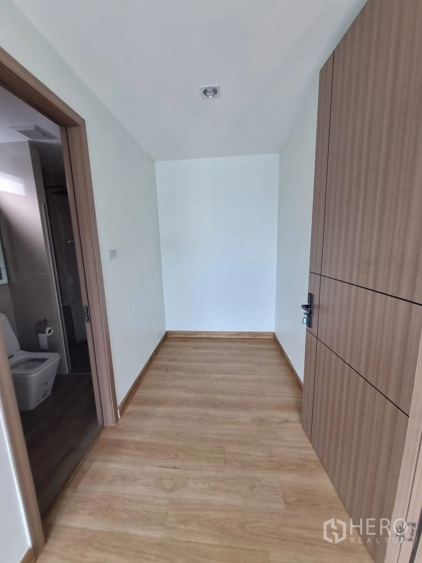 สำนักงานที่บ้าน ให้เช่าในKhlong Toei, Bangkok - โถงเล็กพร้อมประตูตู้บิวท์อินและทางเข้าห้องน้ำ