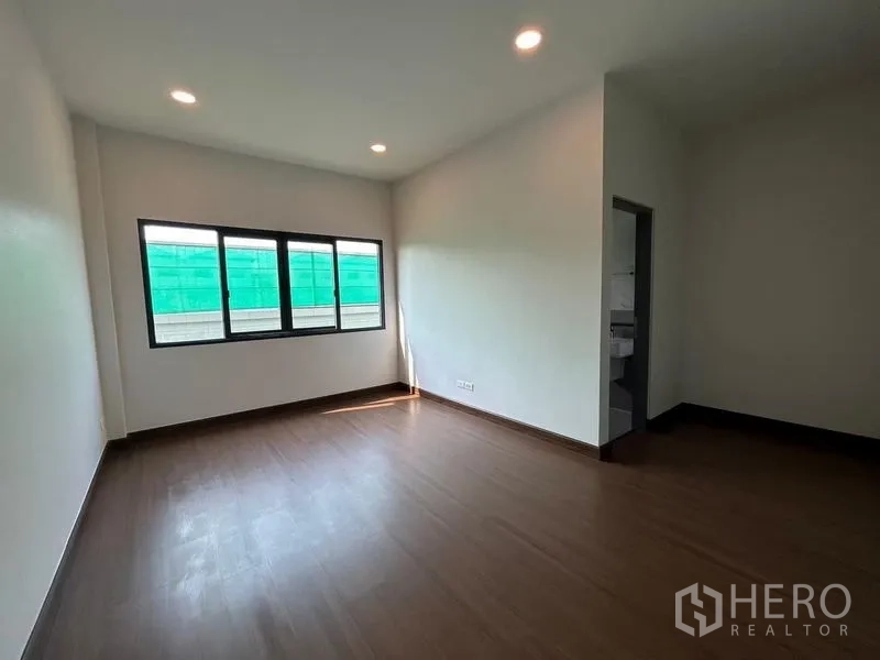 Detached House for rent - Sunlit bedroom with wood flooring and an ensuite bathroom entrance.