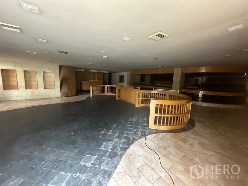 零售空间 出租在Bang Rak, Bangkok - 光线较暗的大厅，圆形木栏与混合地面