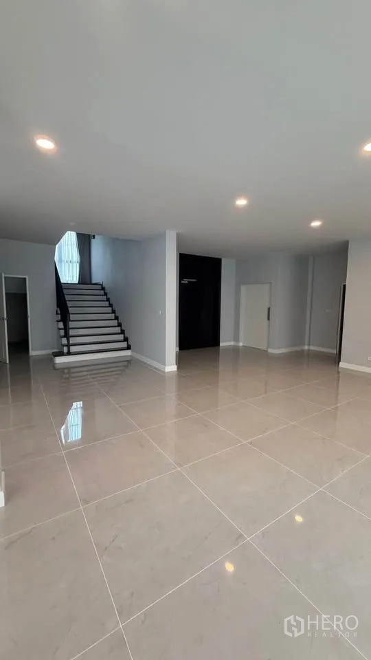 Detached House for rent in Bang Phli, Samut Prakan - Expansive ground-floor hall with glossy large-format tile flooring.