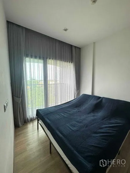 คอนโด ขายในWatthana, Bangkok - ห้องนอนอบอุ่น หน้าต่างสูงจรดเพดาน ม่านโปร่ง และพื้นไม้