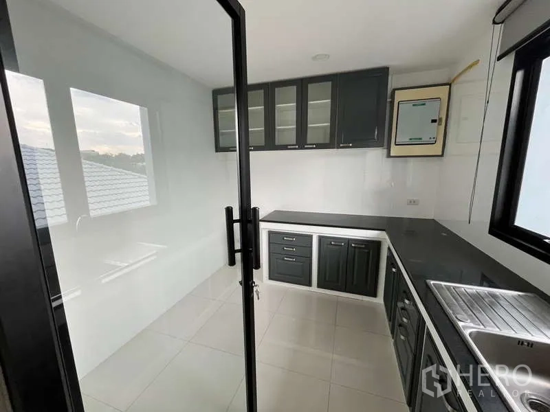 สำนักงาน ให้เช่าในPrawet, Bangkok - แพนทรีปิดทึบ ตู้บิลท์อิน ท็อปหินสีดำ อ่างล้างจาน หน้าต่างและประตูกระจก