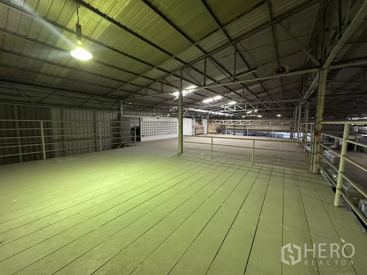 Warehouse for rent in Yan Nawa, Bangkok - Empty mezzanine platform with guardrails for additional storage.