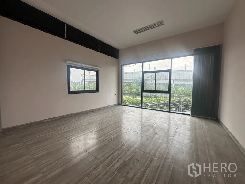 独立商业地产 出租在Prawet, Bangkok - 明亮房间，转角大窗，花园景观