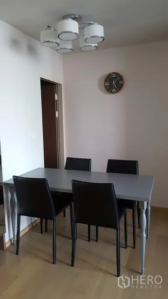 คอนโด ให้เช่าในPhaya Thai, Bangkok - มุมรับประทานอาหาร เก้าอี้สีดำสี่ตัว และโคมไฟเพดานดีไซน์โมเดิร์น