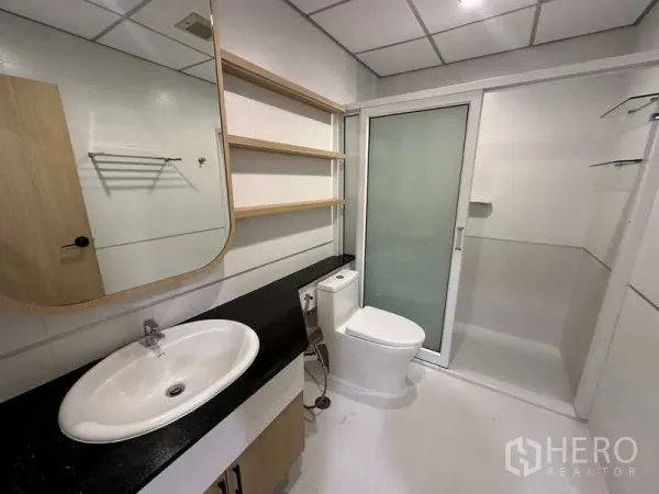 คอนโด ให้เช่าในWatthana, Bangkok - ห้องน้ำโมเดิร์น เคาน์เตอร์อ่างล้างหน้า ชั้นวาง และห้องอาบน้ำกระจกฝ้า