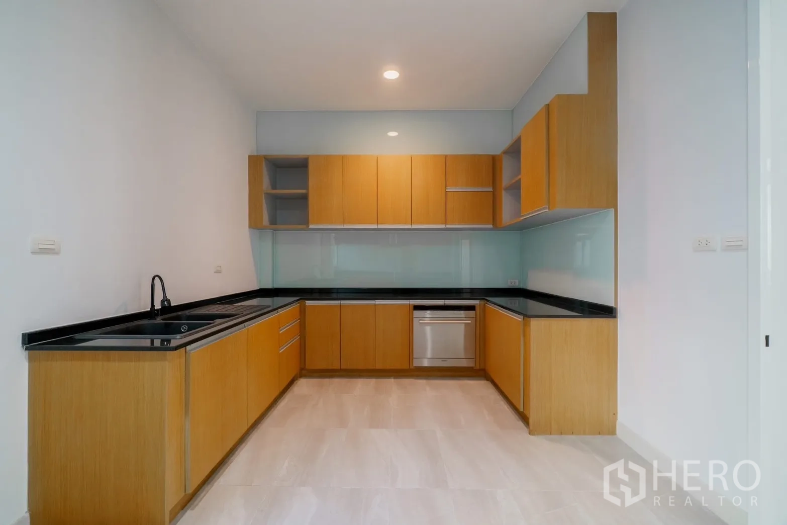 Detached House for rent or sale in Saphan Sung, Bangkok - Second kitchen with L-shaped counters, sink and dishwasher.