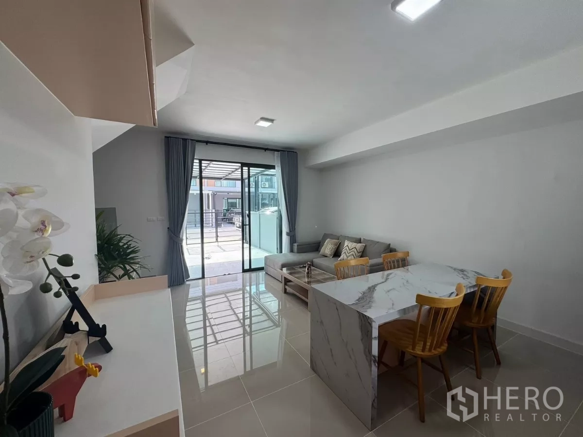 Townhouse for rent in Bang Phli, Samut Prakan - Bright living area with sliding glass doors opening to the front patio