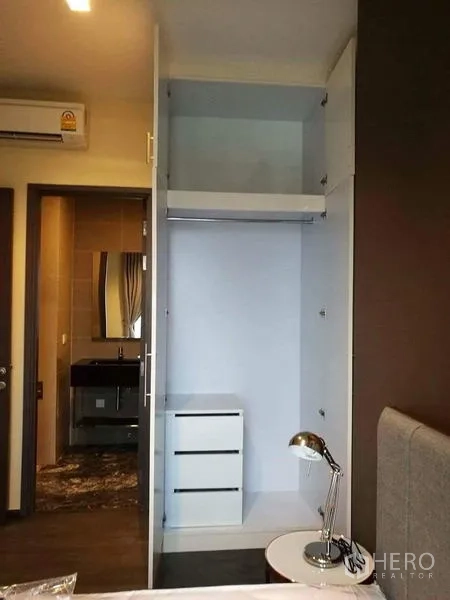 คอนโด ให้เช่าในWatthana, Bangkok - ตู้เสื้อผ้าแบบบานเปิดพร้อมลิ้นชักและราวแขวน อยู่ติดห้องน้ำ