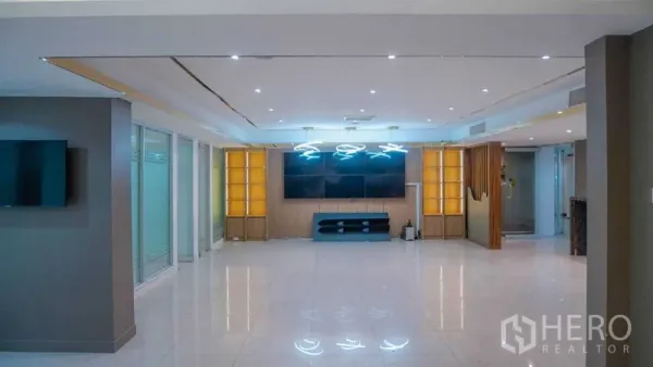 สำนักงาน ให้เช่าในChatuchak, Bangkok - โซนลอบบี้สำนักงานกว้าง ติดโคมไฟวงแหวน LED ตู้โชว์บิลท์อิน และผนังจอติดตั้ง