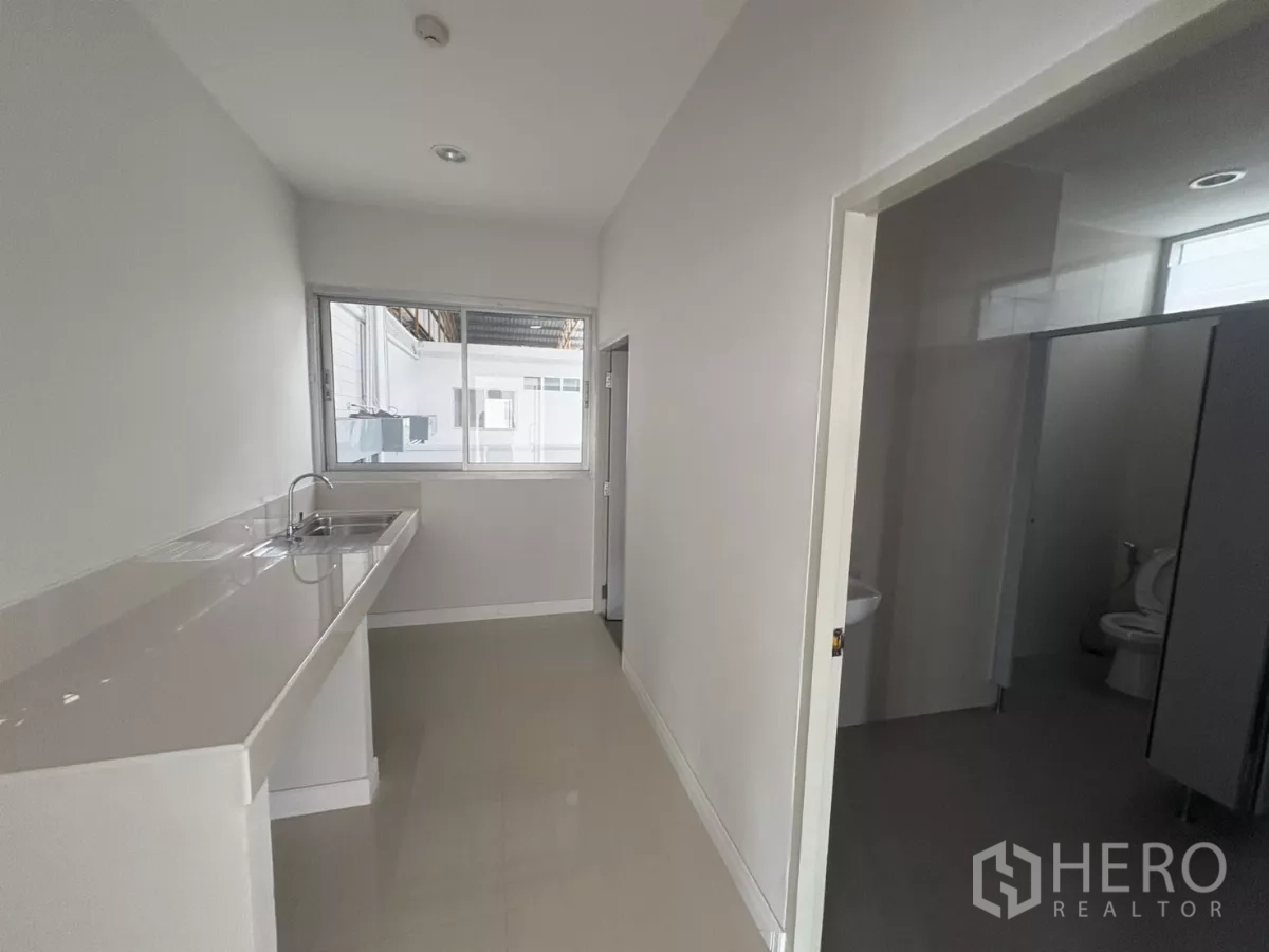 โรงงาน ให้เช่าในBang Phli, Samut Prakan - ห้องน้ำอีกชุด มีโถปัสสาวะ ห้องส้วม และอ่างล้างมือ