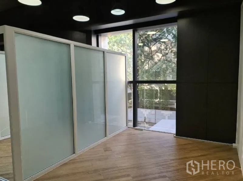 สำนักงาน ให้เช่า - มุมทำงานพร้อมฉากกั้นฝ้าแบบเคลื่อนย้ายได้ ข้างหน้าต่างสูง