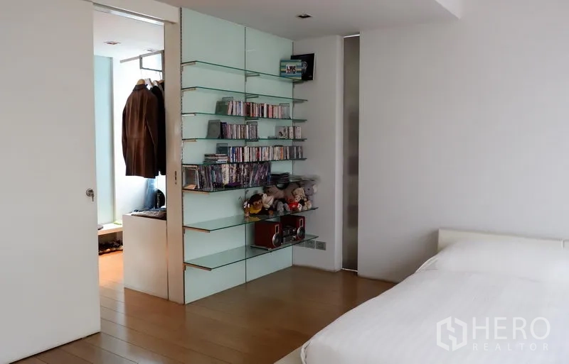 คอนโด ให้เช่าหรือขายในKhlong Toei, Bangkok - ห้องนอนที่สองพร้อมชั้นวางกระจกและประตูสไลด์เข้าสู่ตู้เสื้อผ้า.