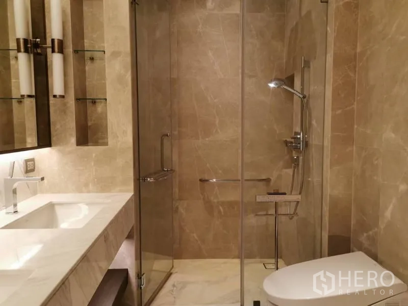Condominium for rent in Pathum Wan, Bangkok - Shower room with glass enclosure, rainfall shower and adjacent toilet.
