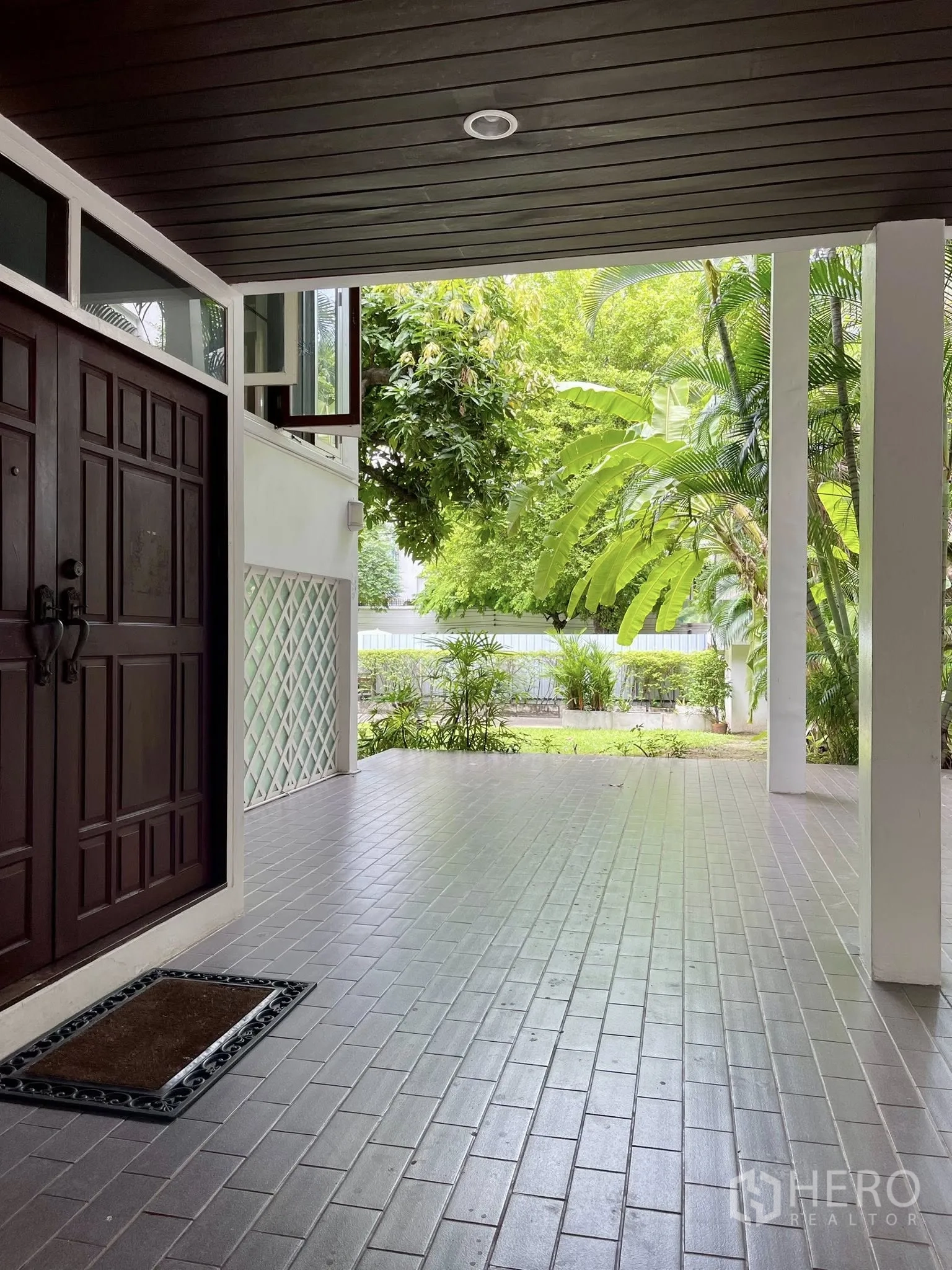 บ้านเดี่ยว for rent in Pathum Wan, Bangkok - เฉลียงหน้าบ้านปูกระเบื้อง มีหลังคา มองเห็นสวนเขียว