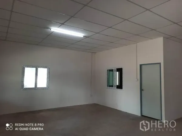 工厂 出租在Min Buri, Bangkok - 厂房内简洁办公室，带窗户与门。