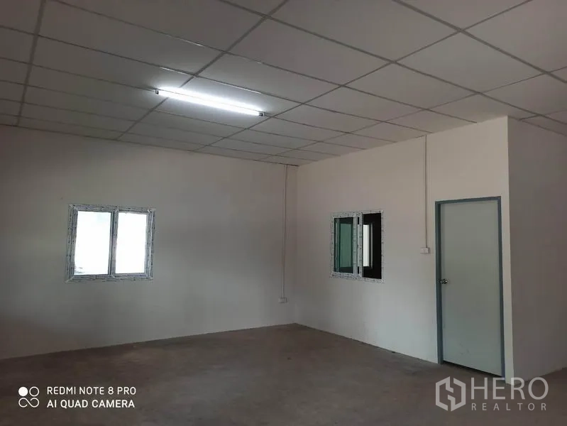 工厂 出租在Min Buri, Bangkok - 厂房内简洁办公室，带窗户与门。