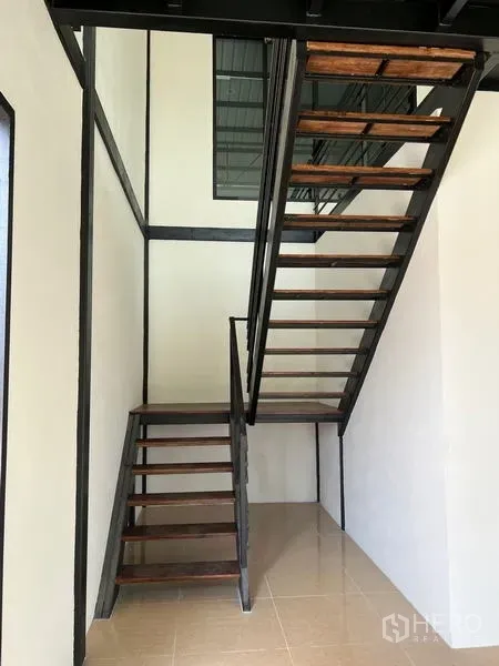 货栈 出租在Lam Luk Ka, Pathum Thani - 钢结构木踏板楼梯，通往仓内夹层办公室。