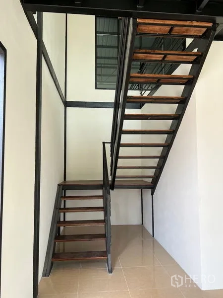 货栈 出租在Lam Luk Ka, Pathum Thani - 钢结构木踏板楼梯，通往仓内夹层办公室。
