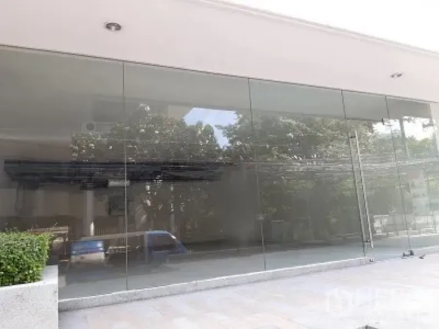 Retail Space for rent in Watthana, Bangkok - Exterior view of full-height glass storefront facing the sidewalk in the Thonglor–Ekkamai area.