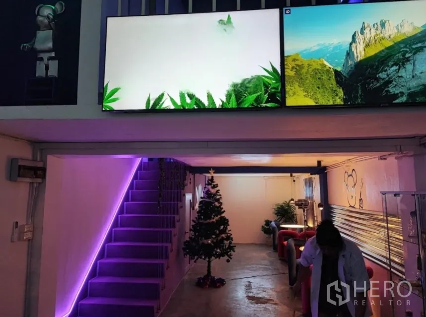 店屋 出租或出售在Khlong Toei, Bangkok - 室内开放空间，紫色LED楼梯、夹层与墙面大屏，设有休息区。