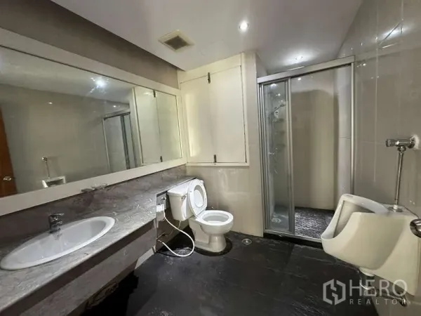 คอนโด ให้เช่าในWatthana, Bangkok - ห้องน้ำกว้าง กระจกบานใหญ่ เคาน์เตอร์อ่างล้างหน้า โถสุขภัณฑ์ โถปัสสาวะ และตู้ shower กระจก