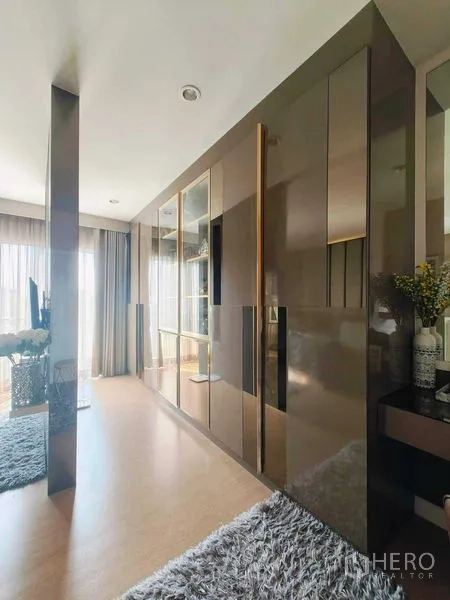 联排别墅 出售在Mueang Nonthaburi, Nonthaburi - 走廊设通顶衣柜，柔软地毯与充足采光