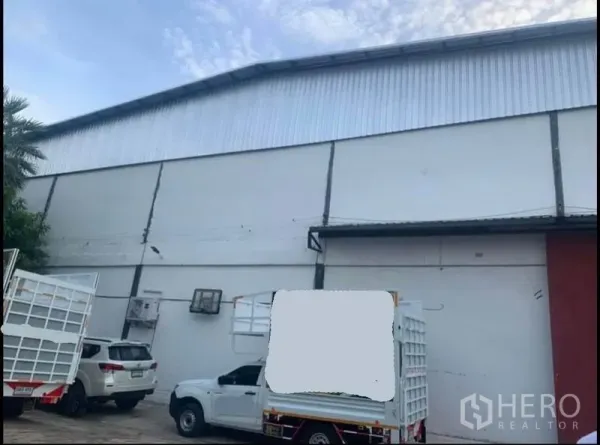 คลังสินค้า ให้เช่าในSai Noi, Nonthaburi - ด้านหน้าโกดังพร้อมกันสาดโลหะ พื้นที่จอดรถและรถรับส่งสินค้า